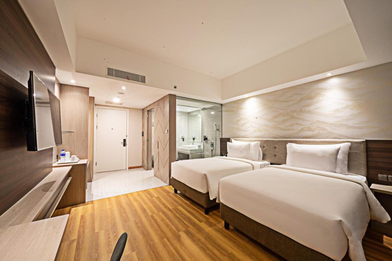 Platinum Hotel Tunjungan Сурабая Екстериор снимка