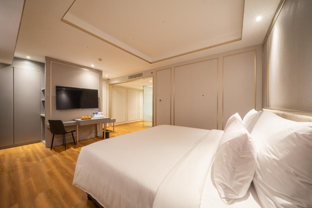 Platinum Hotel Tunjungan Сурабая Екстериор снимка