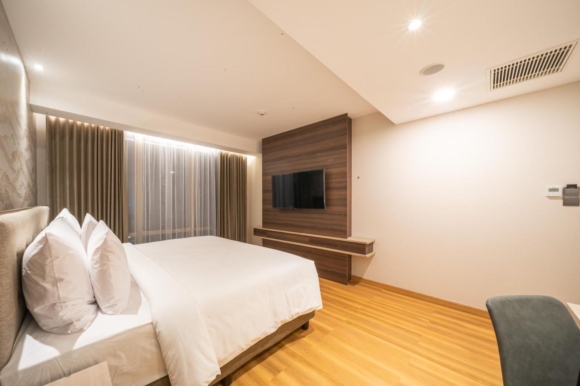 Platinum Hotel Tunjungan Сурабая Екстериор снимка