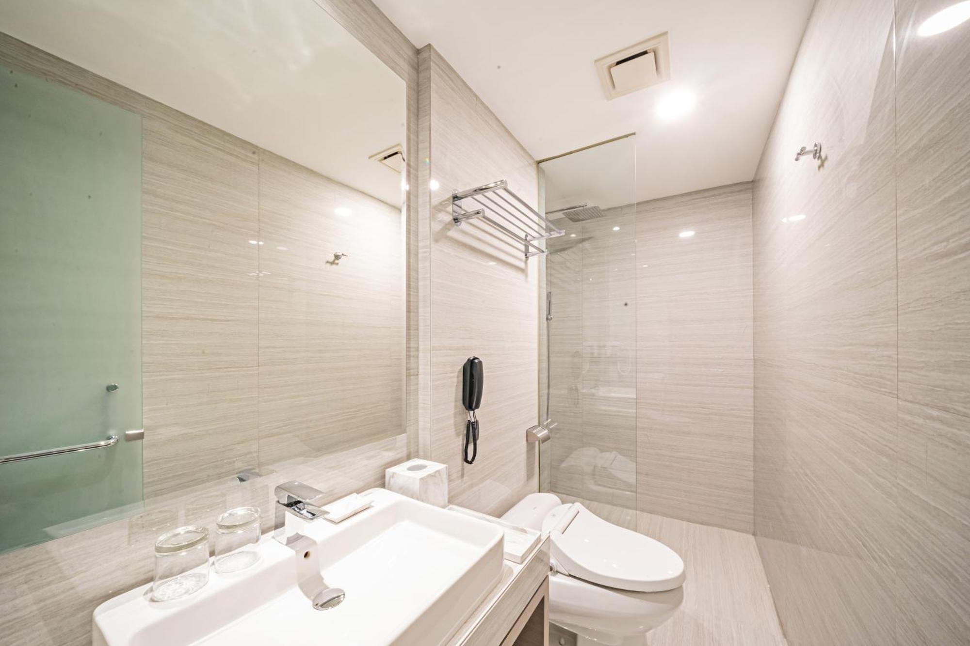 Platinum Hotel Tunjungan Сурабая Екстериор снимка