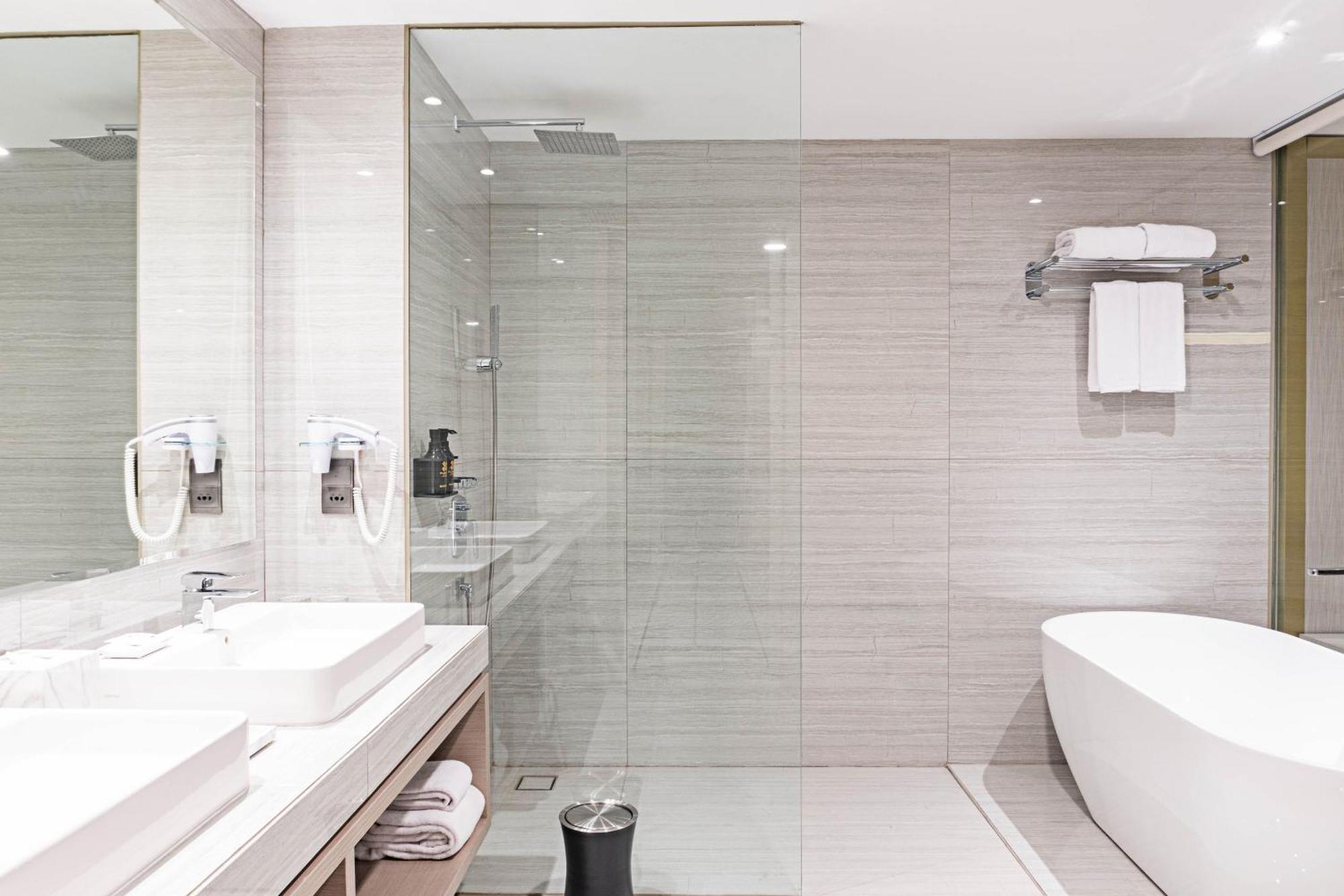 Platinum Hotel Tunjungan Сурабая Екстериор снимка