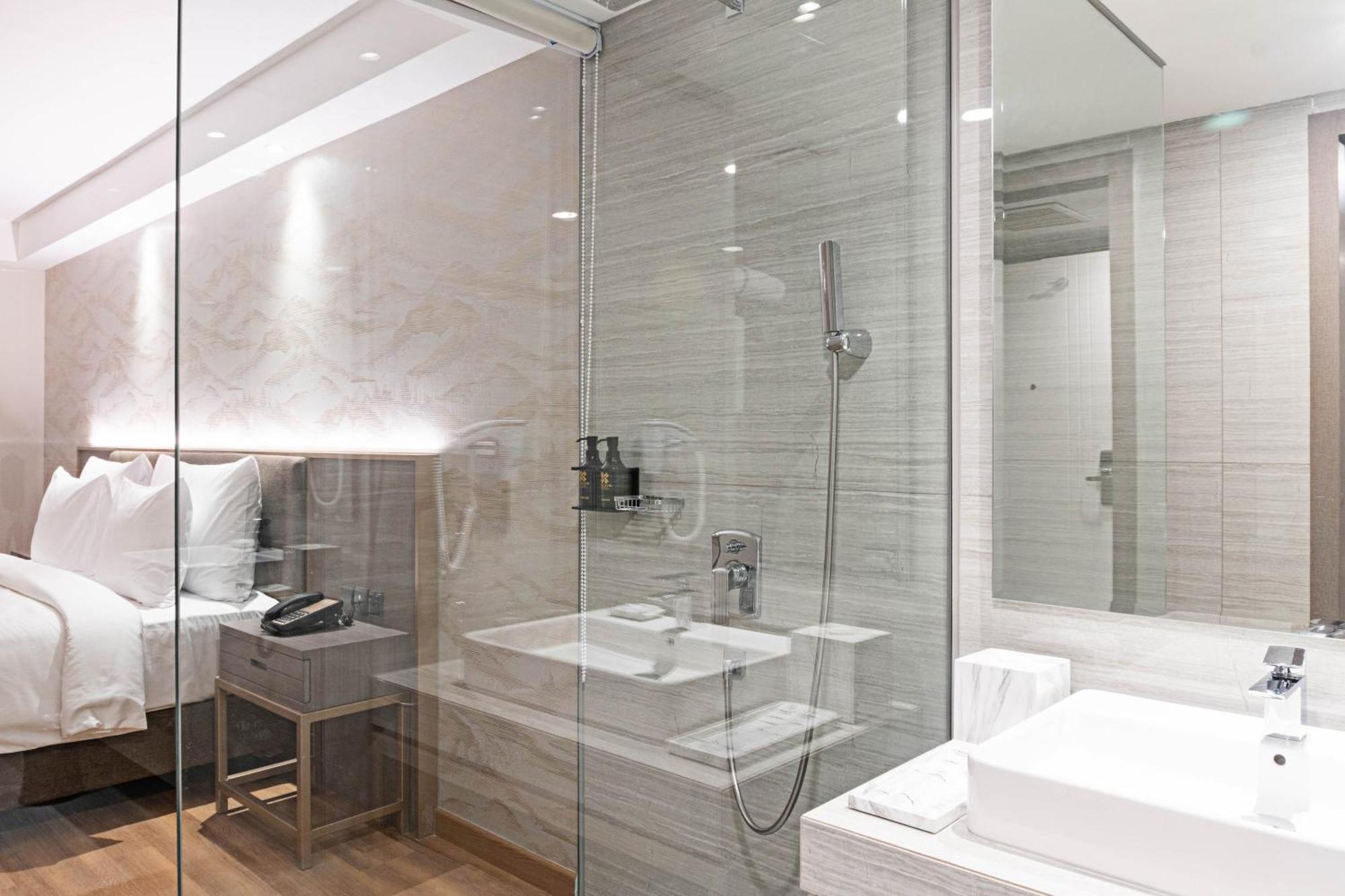 Platinum Hotel Tunjungan Сурабая Стая снимка