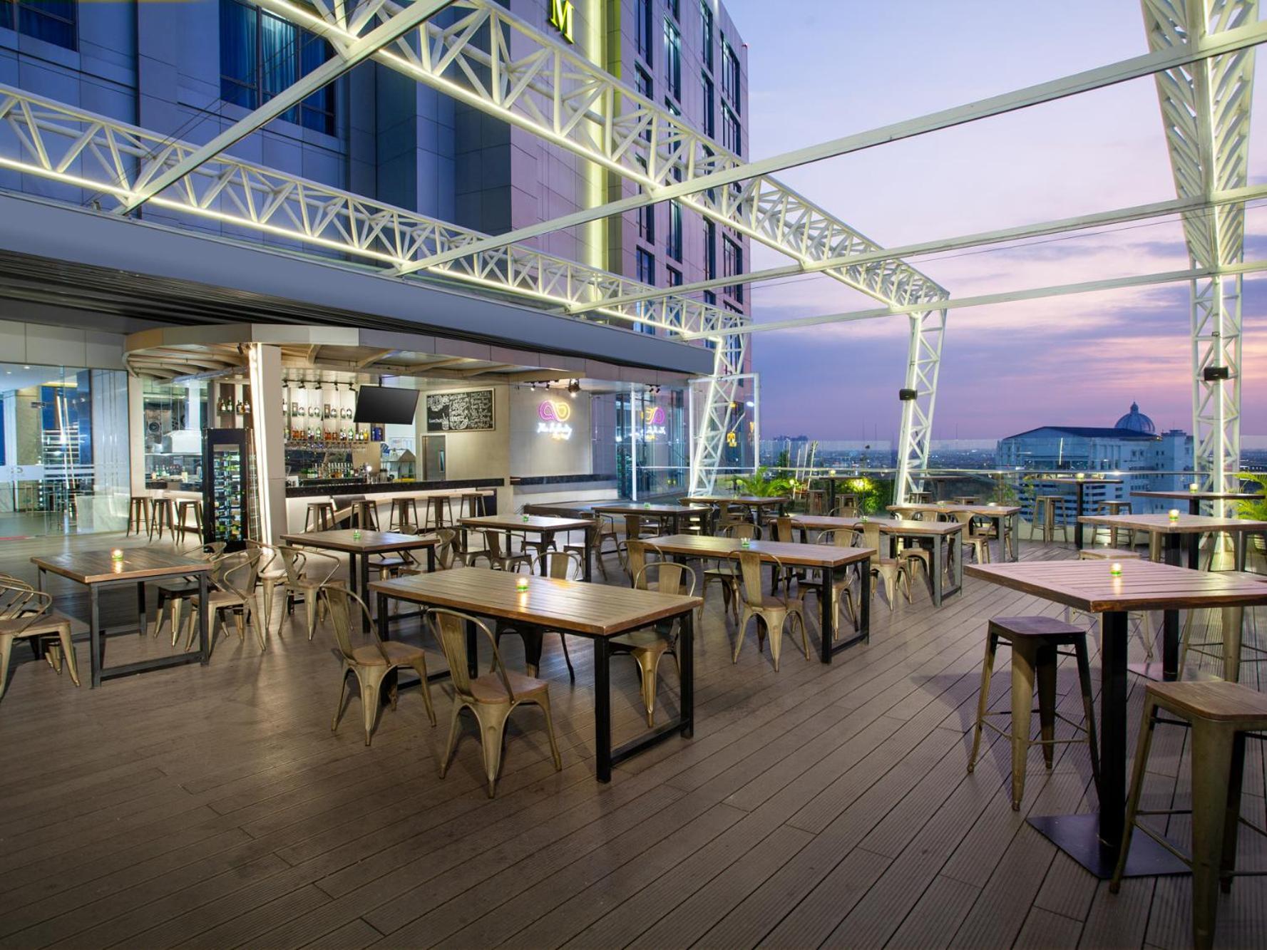 Platinum Hotel Tunjungan Сурабая Екстериор снимка