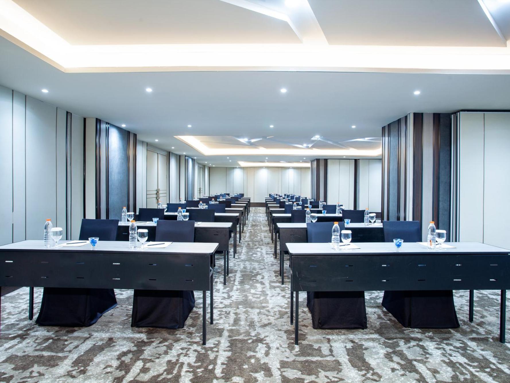 Platinum Hotel Tunjungan Сурабая Екстериор снимка